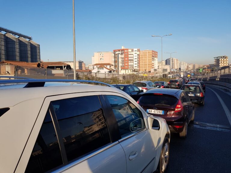 Kaos dhe trafik i ”çmendur” në Tiranë (Fotolajm)