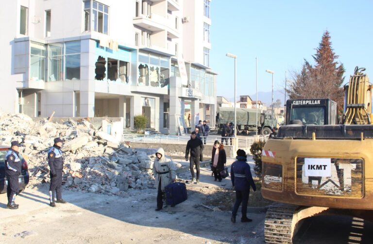 Vijojnë shembjet nga IKMT tek zona e Astirit (FOTO)