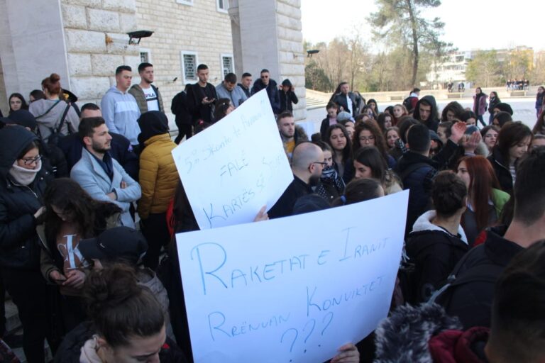 Studentët në revoltë:  Pakti ishte mashtrim (FOTO/VIDEO)