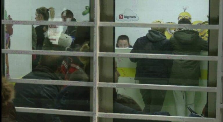 Situata e rëndë në urgjencën e Pediatrisë, ish-deputeti Spahia publikon fotot e rradhëve