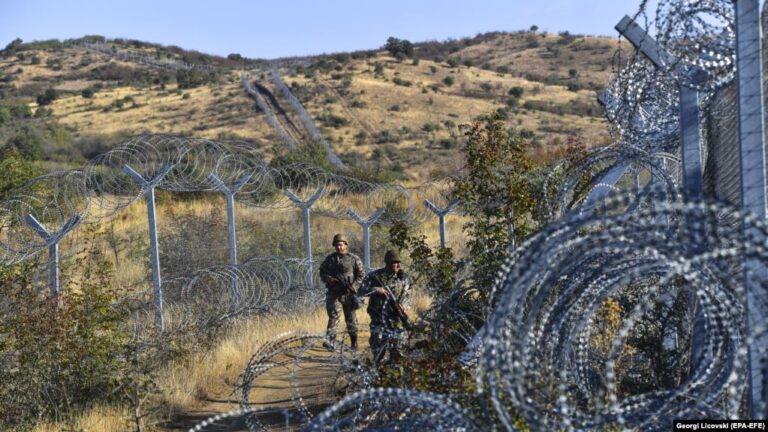 Policia gjen dhjetëra migrantë në një kamion