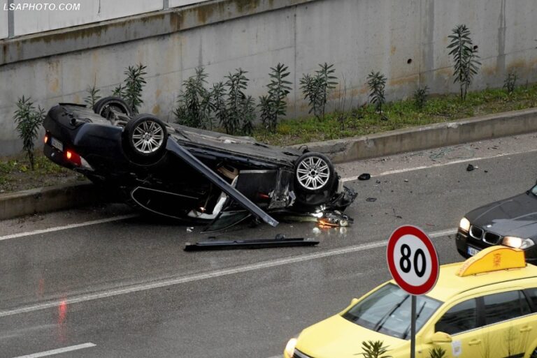 Aksident i rëndë, makina kthehet përmbys (Foto)