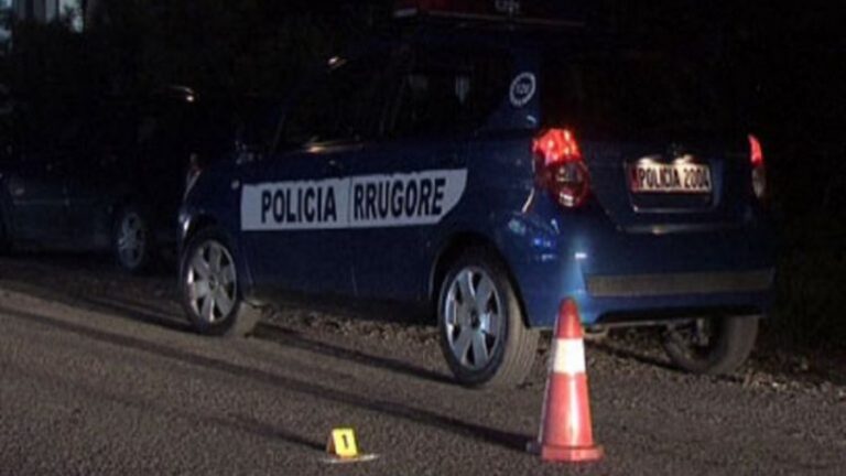 Makina humb kontrollin dhe del nga rruga, plagoset një person në Tiranë