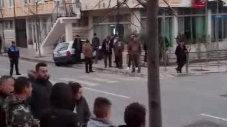 VIDEO/ Përplasen 2 automjete, njëra prej makinave përfundon në trotuar