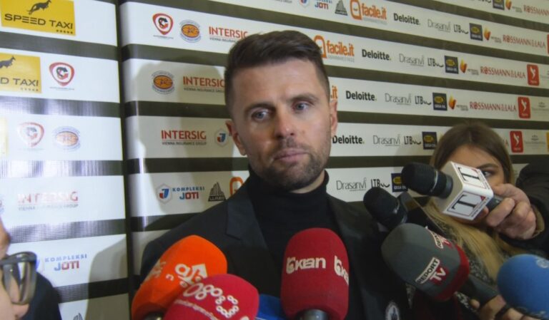Kritikat, Lila: I falenderoj të gjithë, mos më lini të dal nga rruga e drejtë