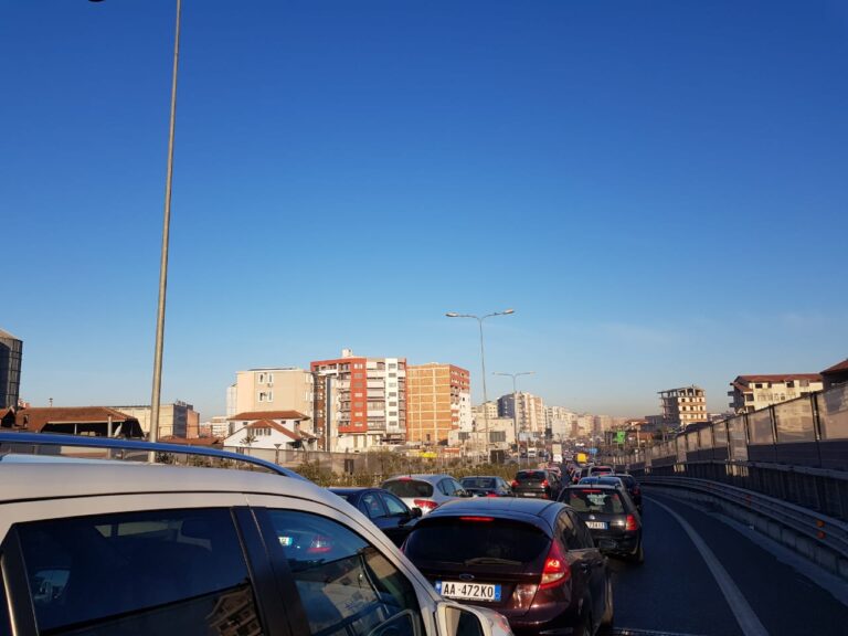 VIDEO/ Shemben pa përplasje 5 ndërtesat në Astir, hapet Unaza, radhë kilometrike në rrugë