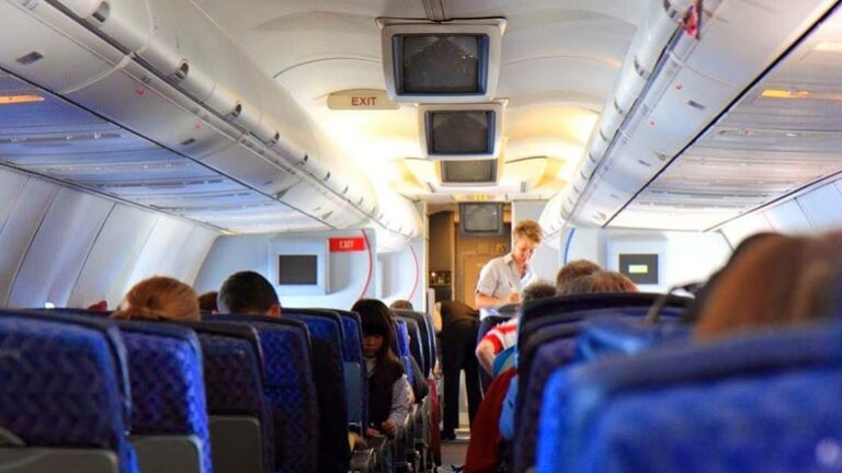Virusi kinez/ Për udhëtarët e avionëve s’ka më ushqime të nxehta, batanije dhe gazeta
