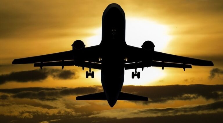 Rrëzohet avioni në Afganistan, talebanët marrin përsipër sulmin