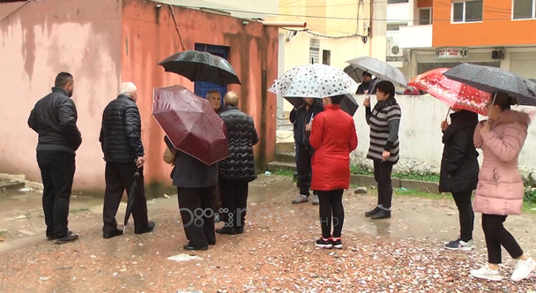 Banorët e plazhit në Durrës protestë pranë pallatit të dëmtuar
