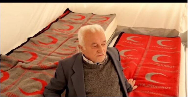 Dy muaj nga tërmeti/ Banorët ende pa një strehë! I moshuari: Gruan e kam të sëmurë, nuk qëndron dot në çadër (VIDEO)