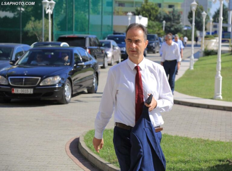 Zgjedhjet/Boçi për ”KJ”: Vetting për kandidatët. SHBA-BE i kanë vënë vizën Ramës, do të ndëshkohet