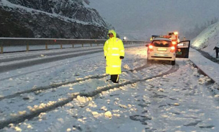 VIDEO/ Juglindja pushtohet nga mjegulla, policia apel shoferëve: Bëni kujdes!