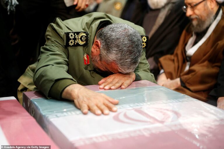 Udhëheqësi suprem i Iranit qan para arkivolit të gjeneralit (Foto)