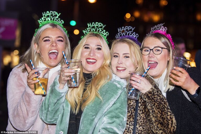 Viti i Ri harbon të rinjtë në Britaninë e Madhe: Alkool e skena erotike në rrugë (Foto)