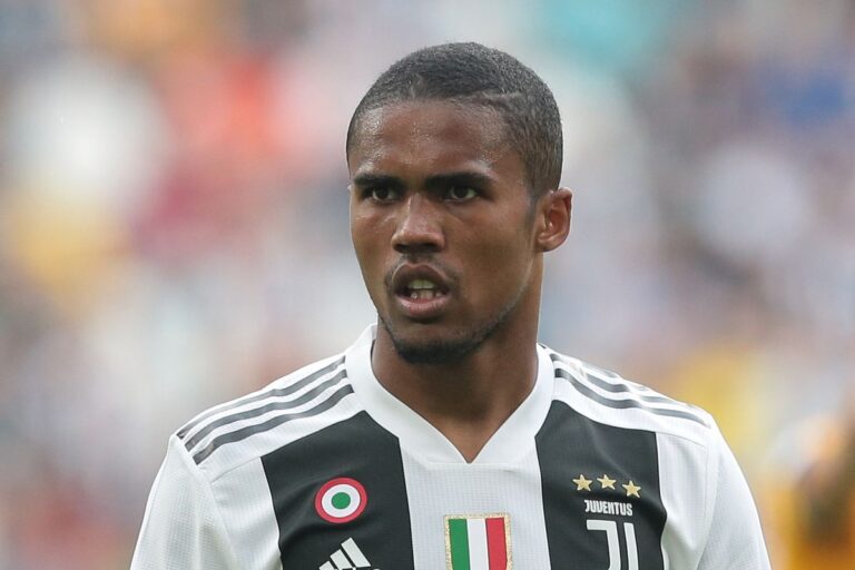 Po “ngroh” stolin me Sarrin, Douglas Costa mendon rikthimin te Bayerni