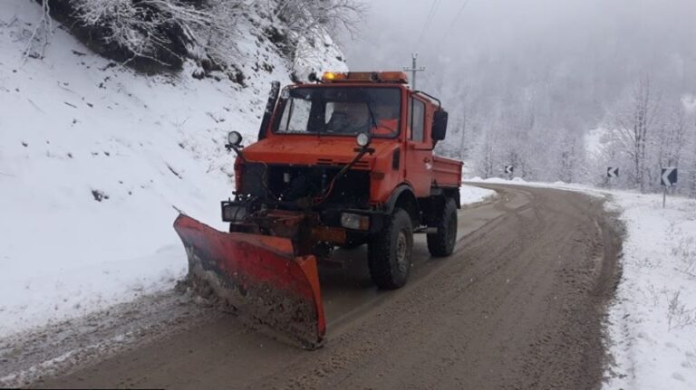 Reshjet e shumta të dëborës, aksi Korçë-Dardhë vetëm me zinxhirë
