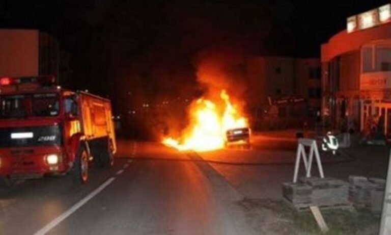 Digjet makina e parkuar në Tiranë