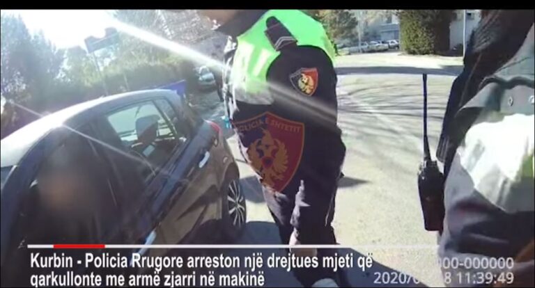 Nuk mbante rripin e sigurimit, situata me 19 vjeçarin përshkallëzohet pasi ndalohet nga policia