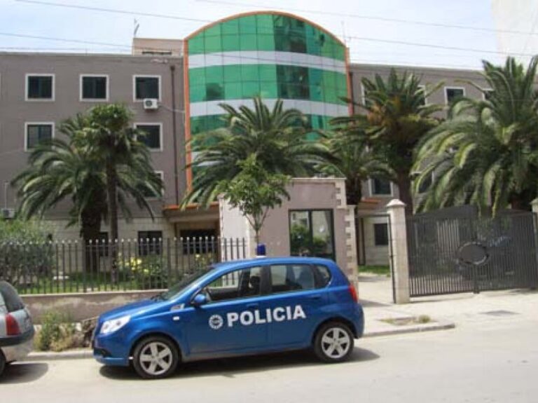 Gjobitet pronari një pronari i një lokali, Policia e Durrësit vë në pranga dy persona