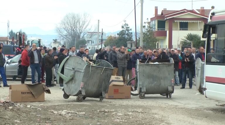 Durrës – Shijak, banorët në protestë bllokojnë rrugën me kazanë