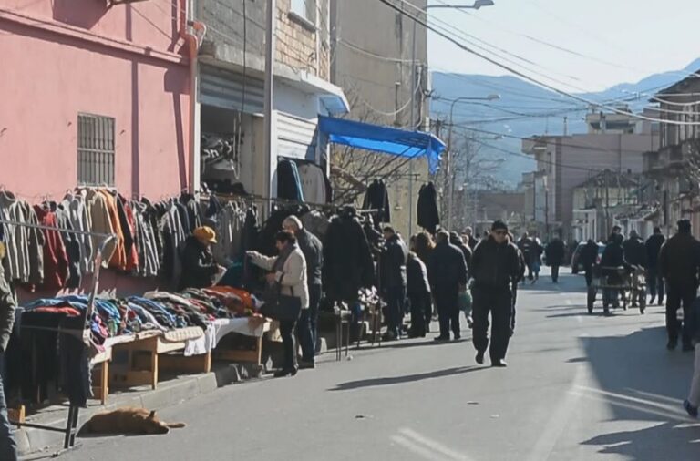 Elbasan/Tregtarët në trotuar, këmbësorët në rrugë
