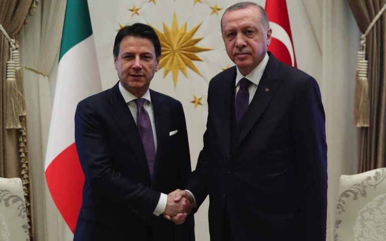 Conte në Ankara takon Erdogan, në fokus armëpushimi në Libi