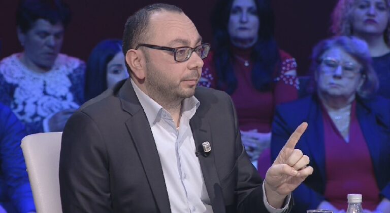“Iku krijuesi i statujës së Vaçe Zelës”, Erion Kristo i dedikon fjalët e ndjera Arben Bajos: Po vdèsin gjenitë, me paret tona po shpëtojnë mavritë