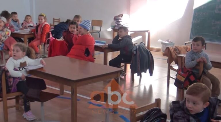 Borizana e pas tërmetit/ ”Kemi shumë ftohtë”, nxënësit e klasës parë dhe kopshtit mësim në palestër