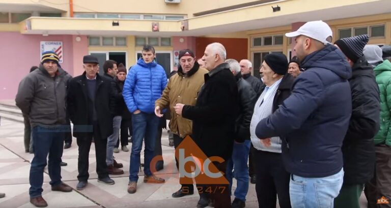 Banorë të Kukësit kërkojnë kompensim të tokava të përmbytura: Do përshkallëzojmë protestën