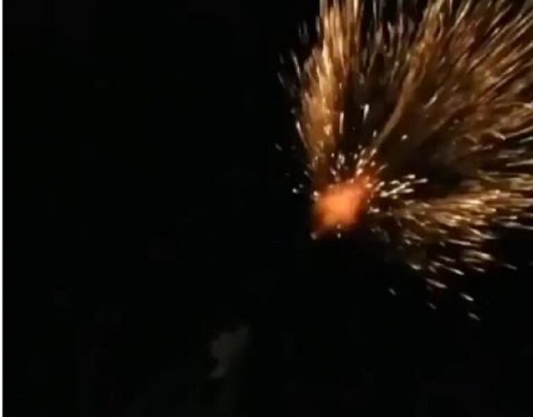 Pamje të frikshme/ U hoqën fishekzjarret, shqiptarët festojnë me breshëri kallashnikovi