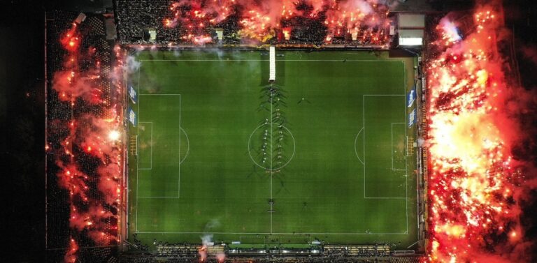 Pamjet e jashtëzakonshme nga Derbi i Selanikut, tifozët i vënë flakën stadiumit (VIDEO)