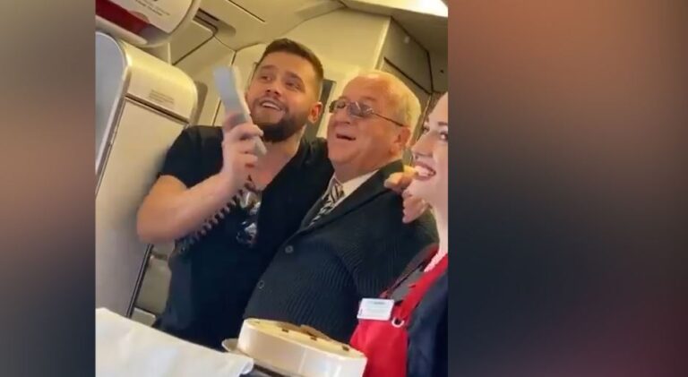 Flori dhe Luan Zhegu ia marrin këngës në mes të avionit (VIDEO)
