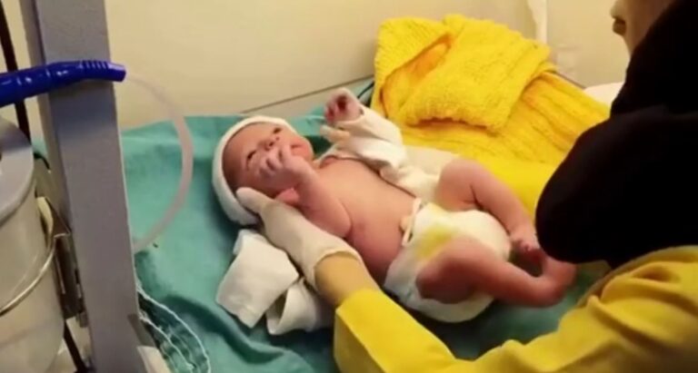 Mrekulli, nëna lind foshnjën gjatë lëkundjeve të tërmetit