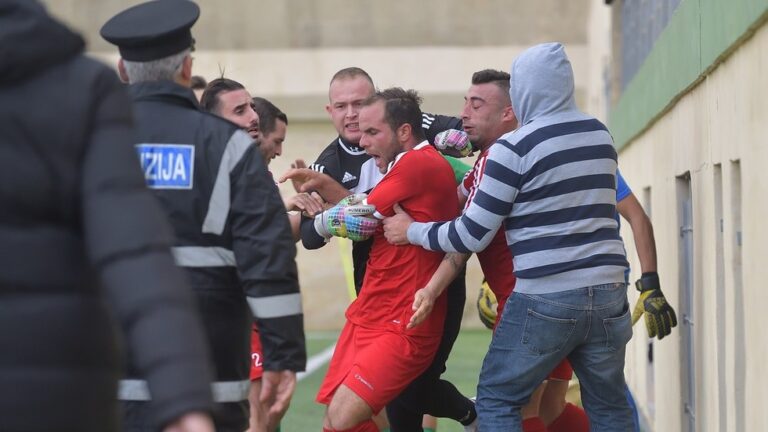 VIDEO/ E paprecedent, futbollisti arrestohet brenda fushës së blertë