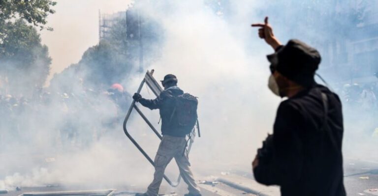 Shtohen tensionet në Francë, Policia përdor gaz lotsjellës ndaj protestuesve në Paris