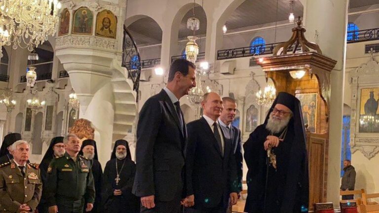 Gazetari filmon Putin dhe Bashir Al Assad teksa tallen me Trump