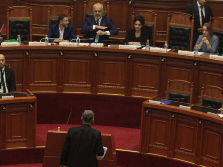 “Eruditët” e Kuvendit të Shqipërisë tejkalojnë pritshmëritë, votimet me dokumentacion italisht