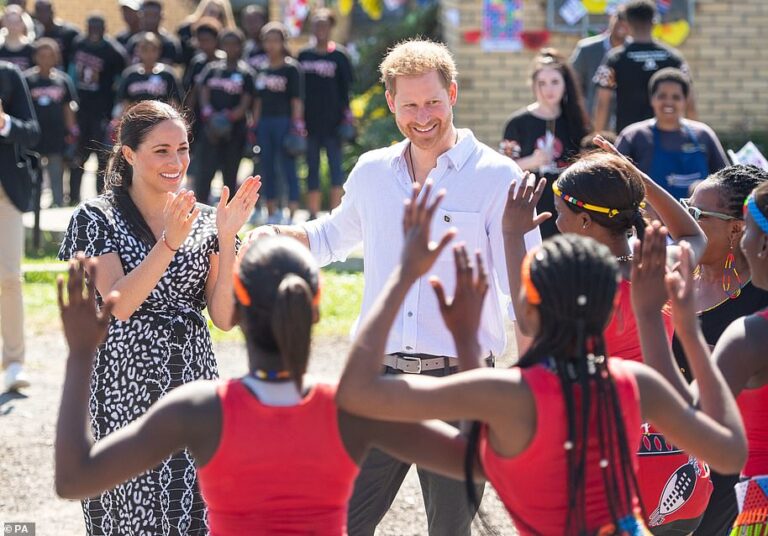 Princ Harry dhe Meghan Markle trondisin familjen mbretërore (FOTO)