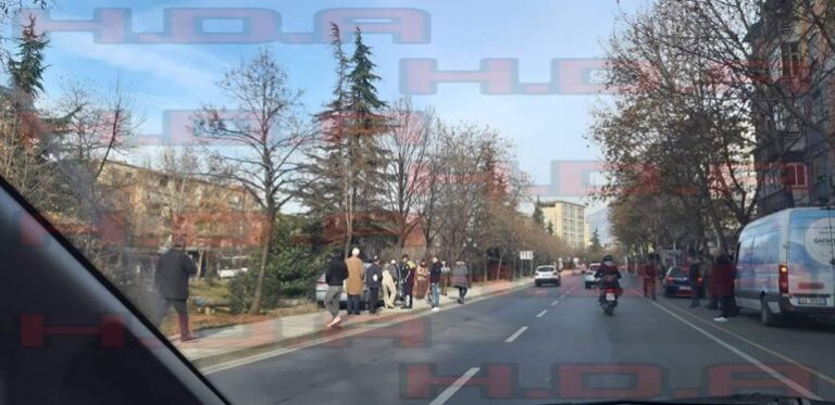 Aksident i frikshëm tek Ura e Tabakëve në Tiranë, automjeti përfundon në trotuar, shpëtojnë mrekullisht dy kalimtarët