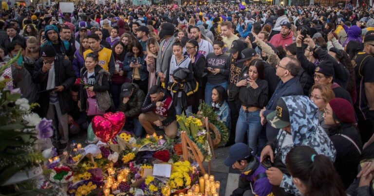 Video/ Mijëra tifozë zhvillojnë homazhe në qendër të Los Angeles në nder të Kobe Bryant