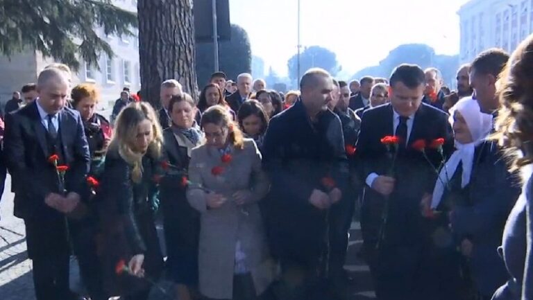 9 vjet nga vrasjet në Bulevard, homazhe për viktimat e protestës së 21 janarit