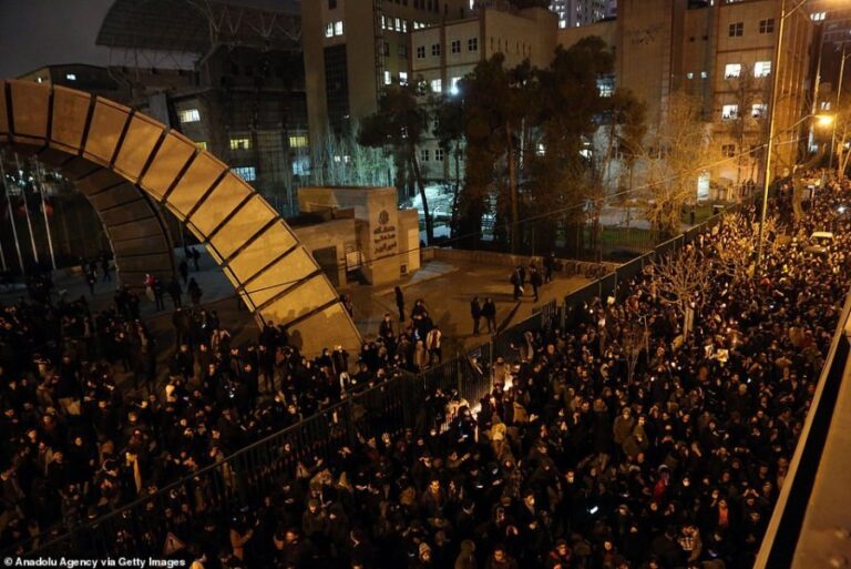 Irani mohon të ketë qëlluar protestuesit, videot tregojnë gjak e britma nëpër rrugë (VIDEO)