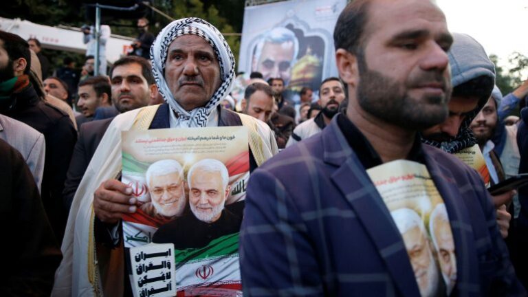 Trupi i Soleimanit mbërrin në Iran, turma njerëzish e presin si hero, tre ditë zie për gjeneralin