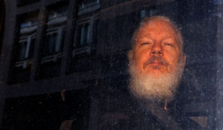 Julian Assange kërkon më shumë kohë për të biseduar me avokatët