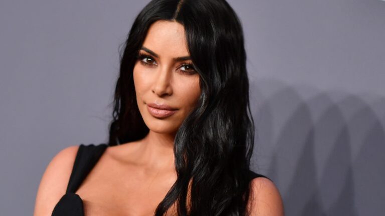 Kim Kardashian dhuron (me vonesë) një “Gëzuar Vitin e ri” seksi