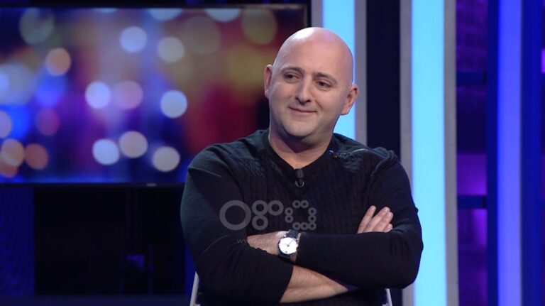 Aktori i humorit: Më kanë rënë flokët në shkollën e lartë sepse u mbylla në vetvete
