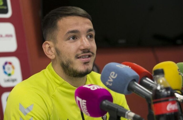 FOTO/ “Mirë se vjen vëlla”, Manaj pritet me shqiponjë te Barcelona