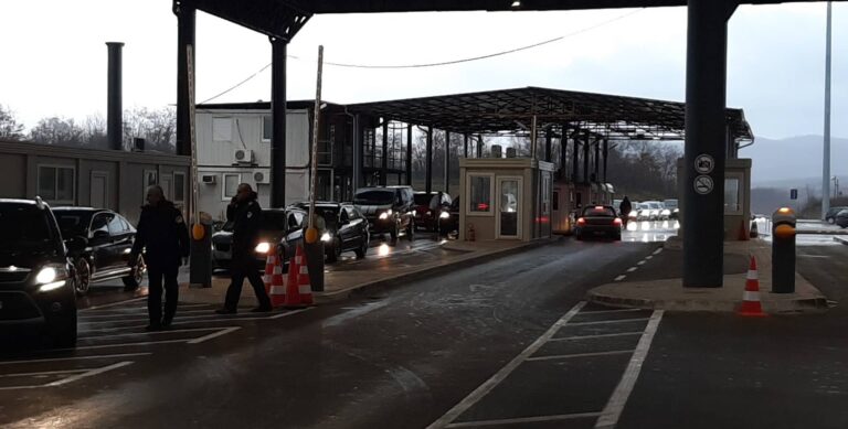 Merdare, pritje deri në 1 orë e gjysmë në dalje