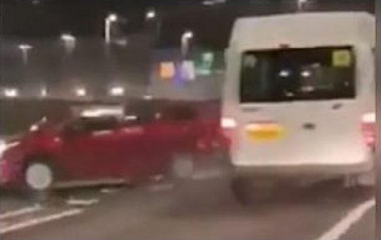 VIDEO/ Momenti i tmerrshëm kur minibusi rrotullon 180 gradë makinën në mes të rrugës