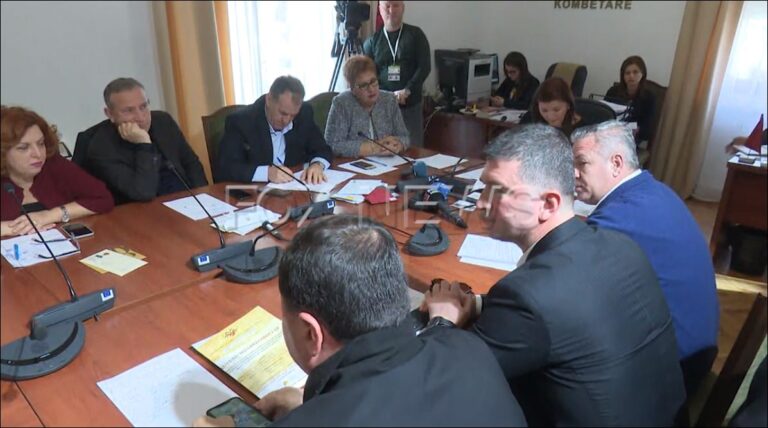 “Doni të lini në burg Zogun e shkretë”, Murrizi debate me Gjonajn dhe Felajn: Mos na bëni të hapim shkollat tani